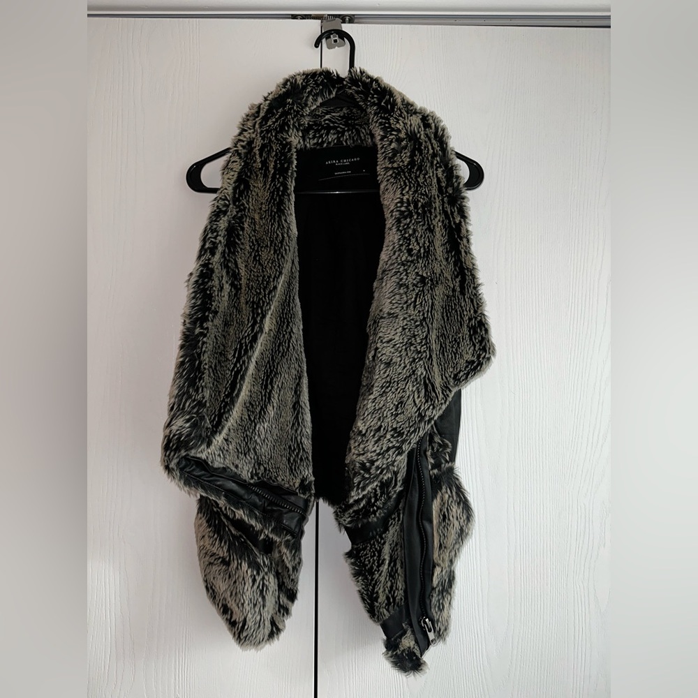 Akira Black Label Faux Leather with Faux Fur Vest in Black Size M.